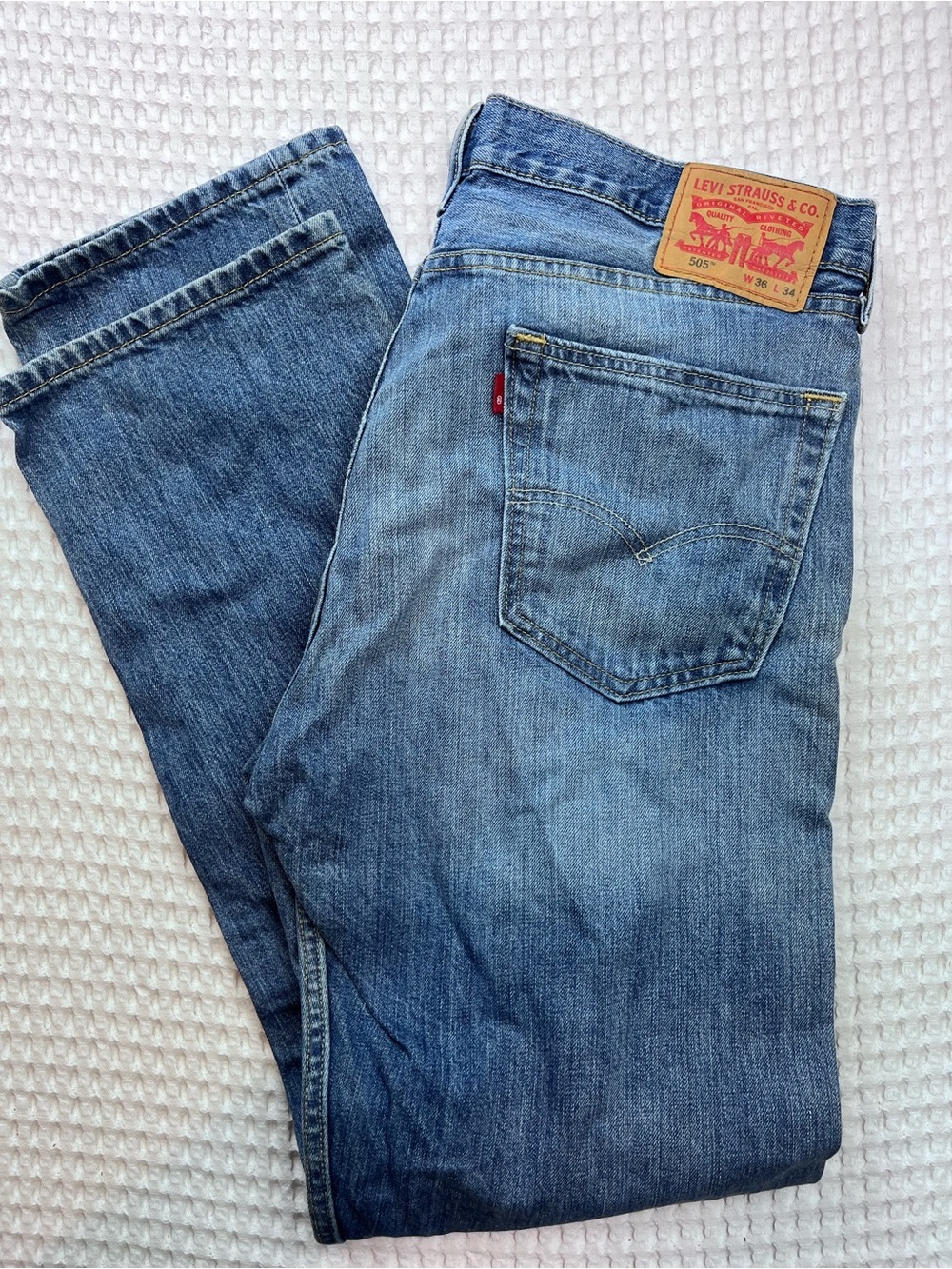 Levi’s 505 Men’s Jeans W36 L34 — Light Wash Straight Leg - Picture 1 of 5